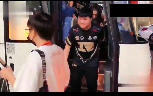 网红女朋友爆料视频播放,背后故事引热议  第1张